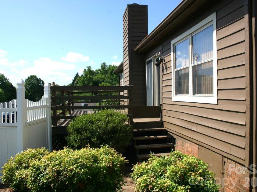1647 Woodridge Circle, Hickory, NC 28602.  MLS# CAR4403829, YatesRealty ID 36879. 