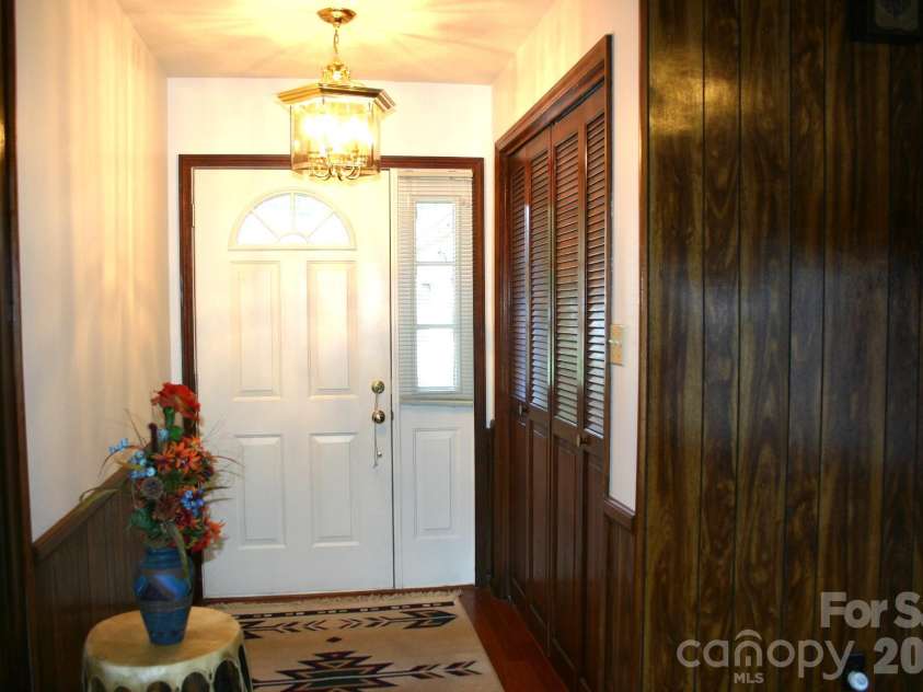 1647 Woodridge Circle, Hickory, NC 28602.  MLS# CAR4403829, YatesRealty ID 36879. Entry