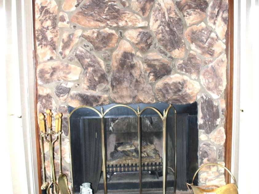 1647 Woodridge Circle, Hickory, NC 28602.  MLS# CAR4403829, YatesRealty ID 36879. Fireplace