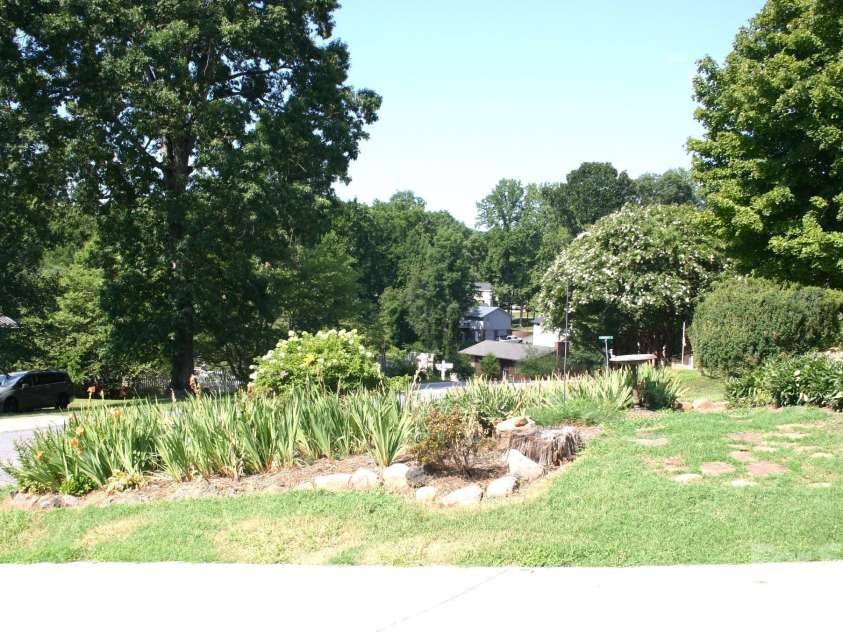 1647 Woodridge Circle, Hickory, NC 28602.  MLS# CAR4403829, YatesRealty ID 36879. Front flower bed