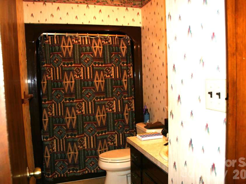 1647 Woodridge Circle, Hickory, NC 28602.  MLS# CAR4403829, YatesRealty ID 36879. Hall Full Bath