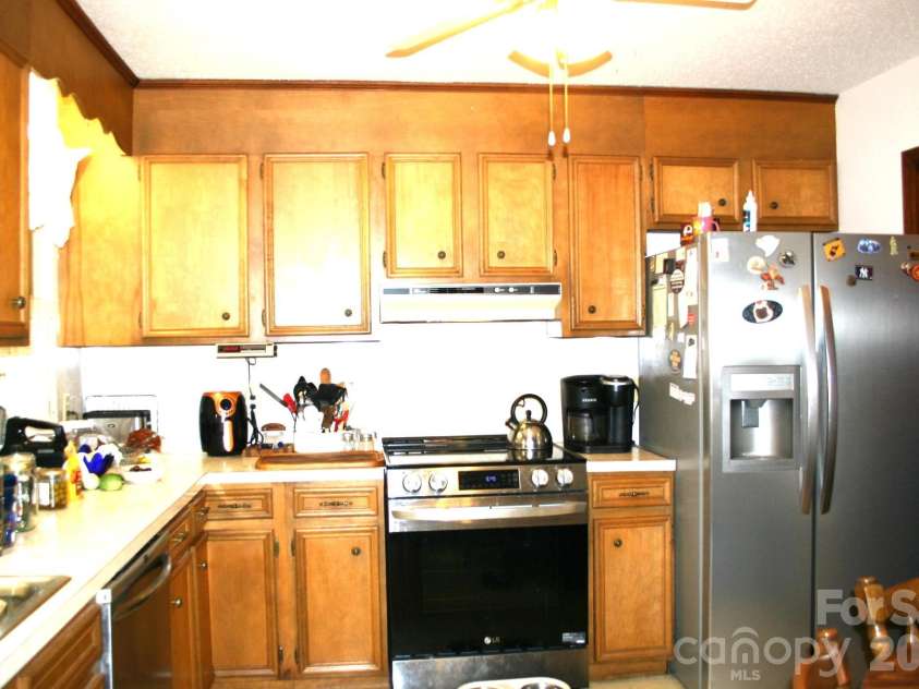 1647 Woodridge Circle, Hickory, NC 28602.  MLS# CAR4403829, YatesRealty ID 36879. Kitchen