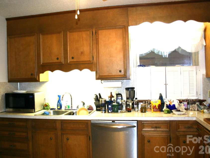 1647 Woodridge Circle, Hickory, NC 28602.  MLS# CAR4403829, YatesRealty ID 36879. Kitchen