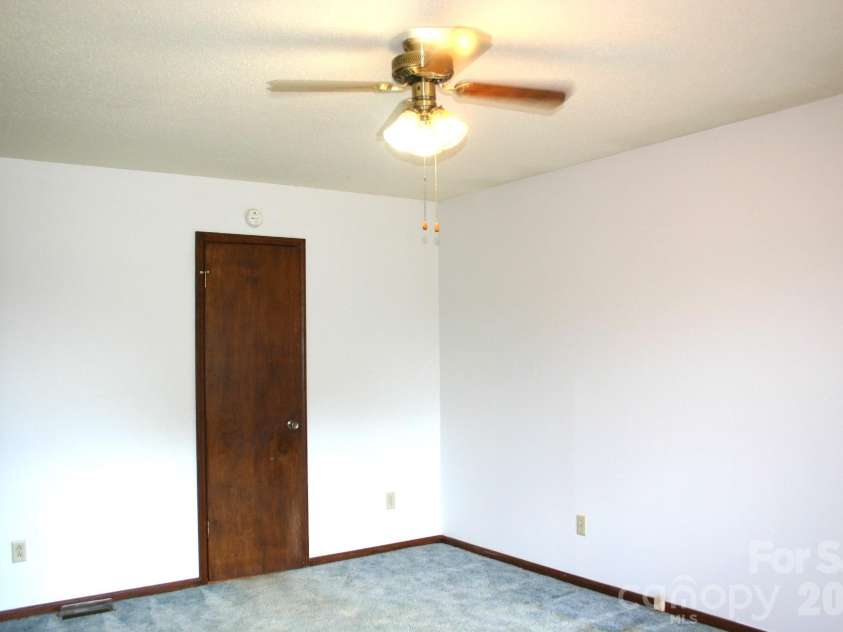 1647 Woodridge Circle, Hickory, NC 28602.  MLS# CAR4403829, YatesRealty ID 36879. Primary