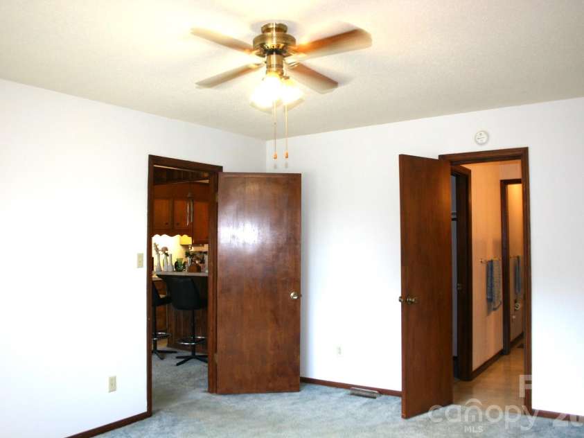 1647 Woodridge Circle, Hickory, NC 28602.  MLS# CAR4403829, YatesRealty ID 36879. Primary