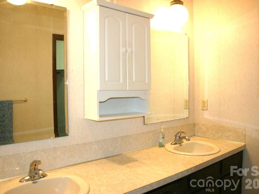 1647 Woodridge Circle, Hickory, NC 28602.  MLS# CAR4403829, YatesRealty ID 36879. Primary Bath