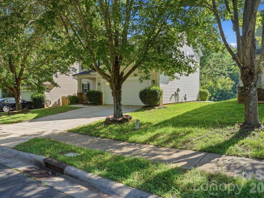 9237 Seamill Road, Charlotte, NC 28278.  MLS# CAR4402343, YatesRealty ID 36882. 