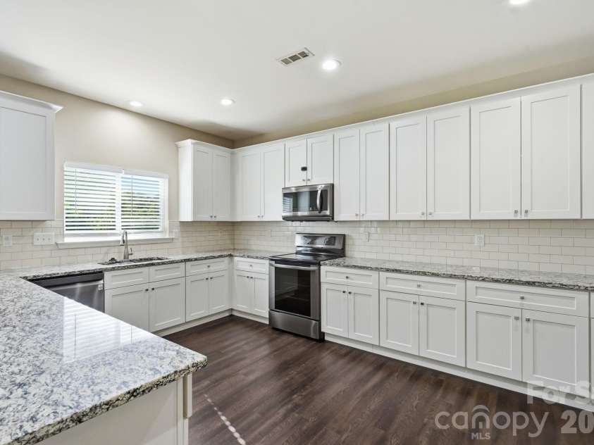 9237 Seamill Road, Charlotte, NC 28278.  MLS# CAR4402343, YatesRealty ID 36882. 