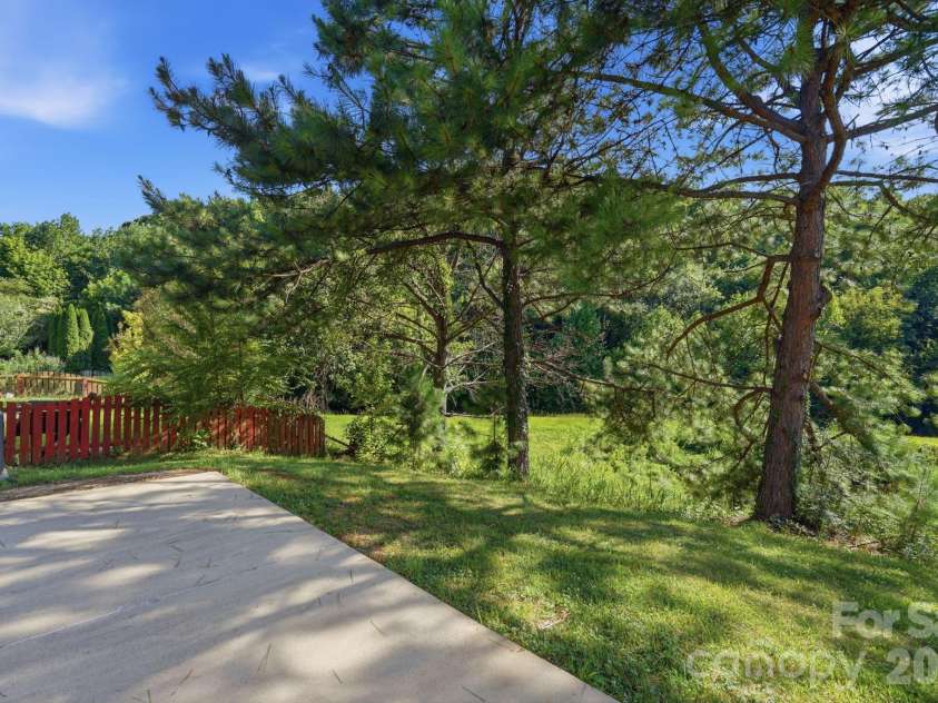 9237 Seamill Road, Charlotte, NC 28278.  MLS# CAR4402343, YatesRealty ID 36882. 