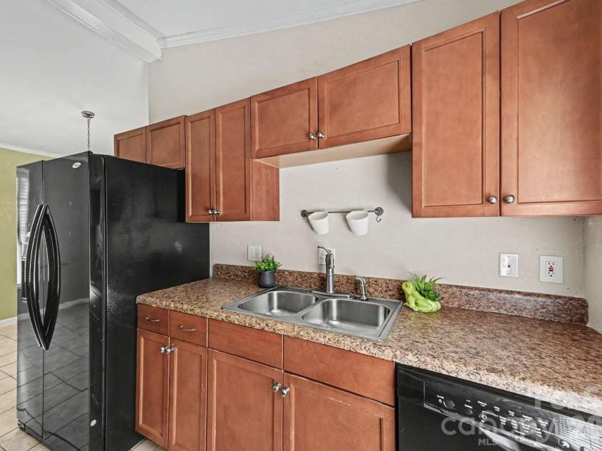 6200 Dwightware Boulevard, Charlotte, NC 28227.  MLS# CAR4403876, YatesRealty ID 36883. Great kitchen has efficient galley layout with view to front yard, back yard and sight lines to living room and dining room.