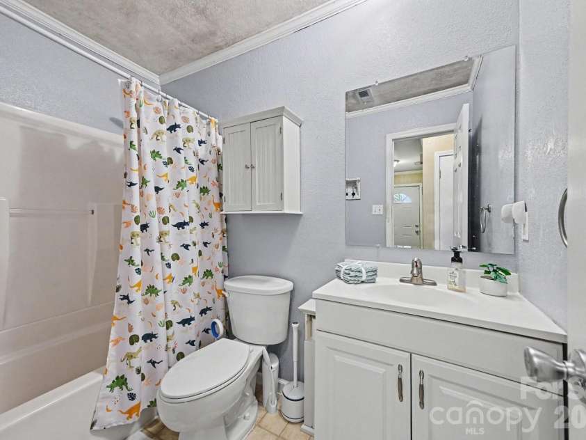 6200 Dwightware Boulevard, Charlotte, NC 28227.  MLS# CAR4403876, YatesRealty ID 36883. Hall bathroom has tub/shower combination