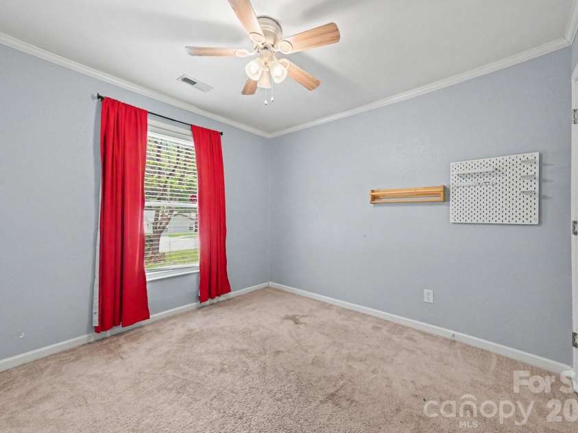 6200 Dwightware Boulevard, Charlotte, NC 28227.  MLS# CAR4403876, YatesRealty ID 36883. Secondary bedroom has blinds, ceiling fan and large closet