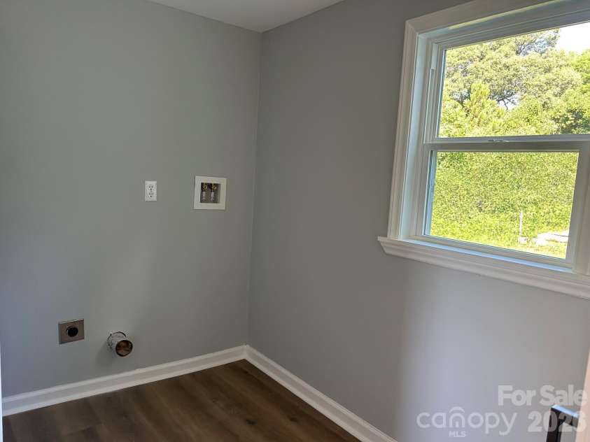 1150 Radcliff Road, Chester, SC 29706.  MLS# CAR4401504, YatesRealty ID 36885. LAUNDRY ROOM DOWNPRIM