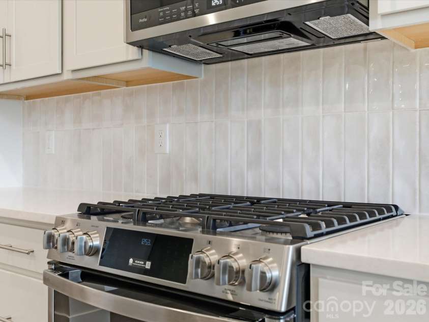 321 Ardmore Drive, Belmont, NC 28012.  MLS# CAR4404209, YatesRealty ID 36887. Kitchen with gas range