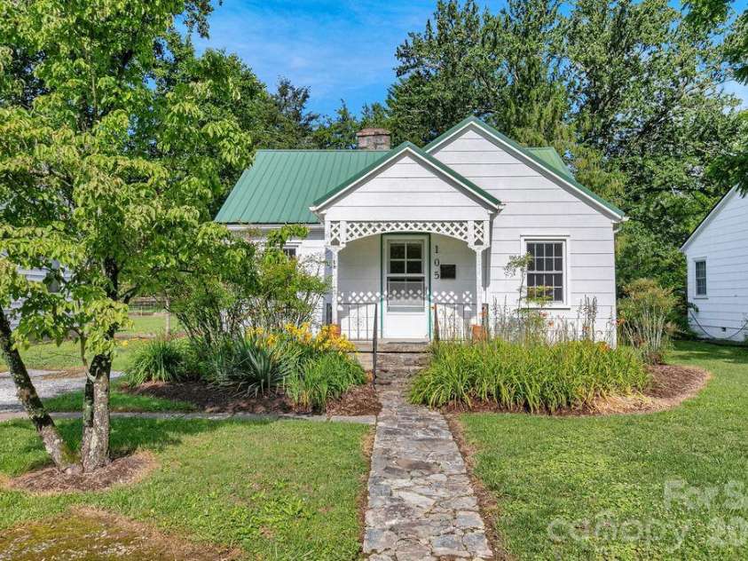105 Parkview Drive, Brevard, NC 28712.  MLS# CAR4404177, YatesRealty ID 36889. 
