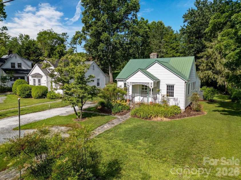 105 Parkview Drive, Brevard, NC 28712.  MLS# CAR4404177, YatesRealty ID 36889. 