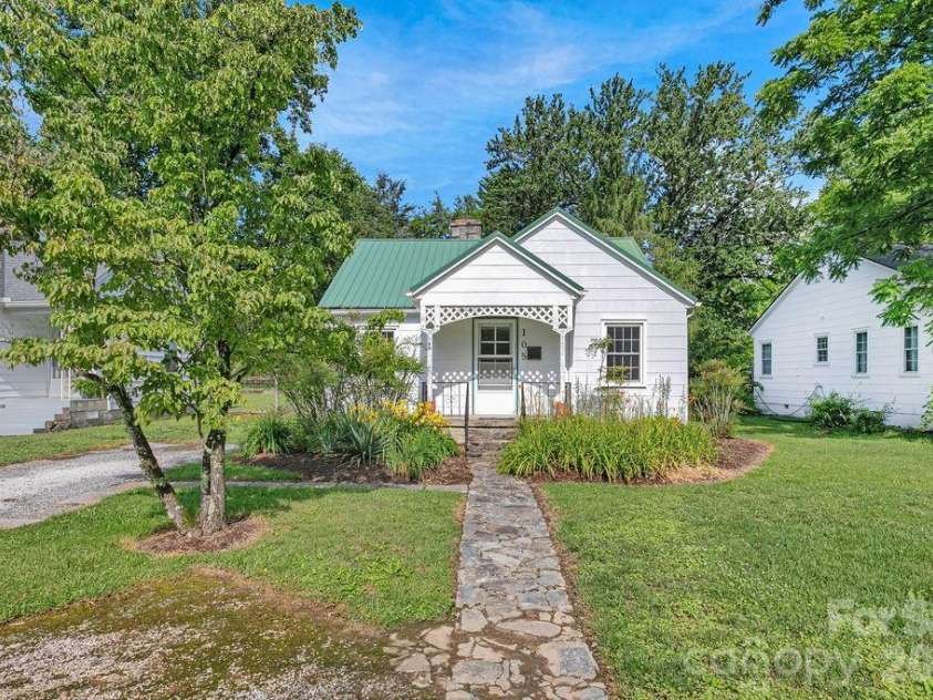 105 Parkview Drive, Brevard, NC 28712.  MLS# CAR4404177, YatesRealty ID 36889. 