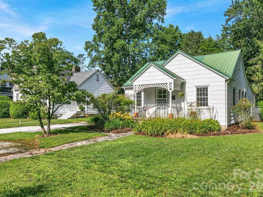 105 Parkview Drive, Brevard, NC 28712.  MLS# CAR4404177, YatesRealty ID 36889. 