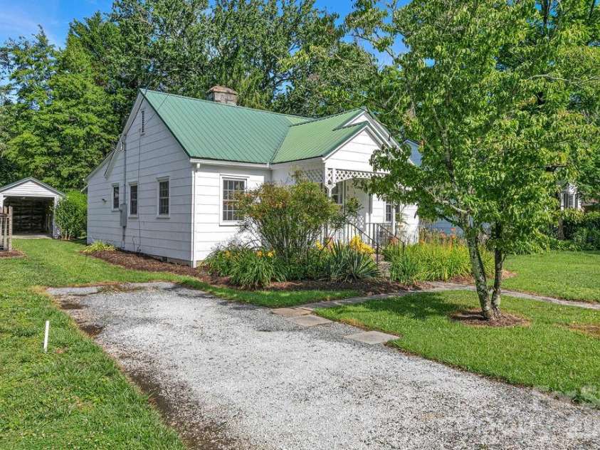 105 Parkview Drive, Brevard, NC 28712.  MLS# CAR4404177, YatesRealty ID 36889. 