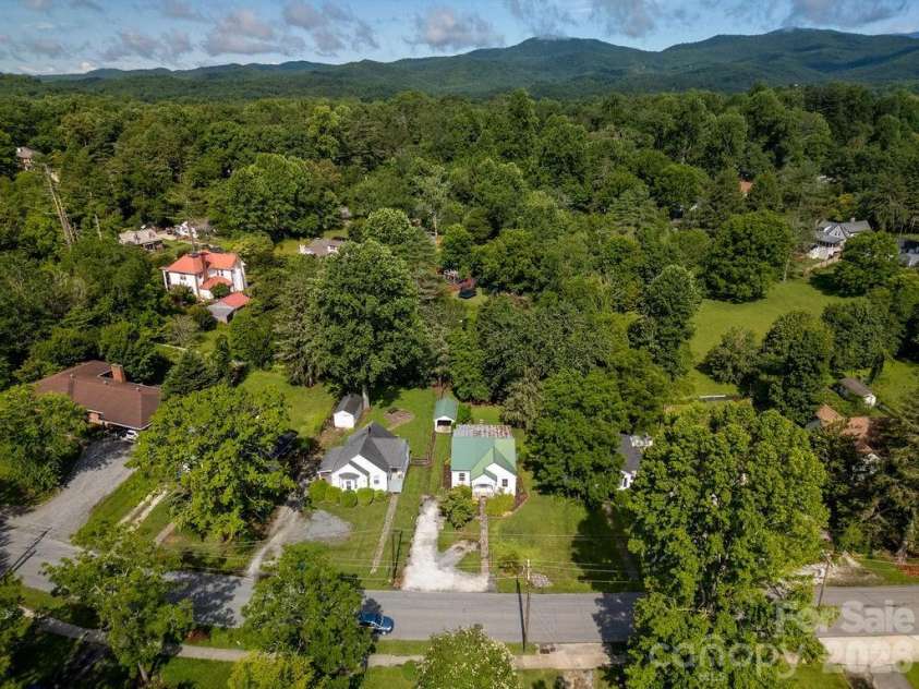 105 Parkview Drive, Brevard, NC 28712.  MLS# CAR4404177, YatesRealty ID 36889. 