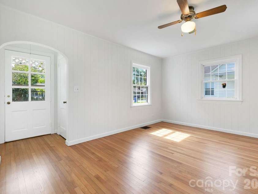 105 Parkview Drive, Brevard, NC 28712.  MLS# CAR4404177, YatesRealty ID 36889. 