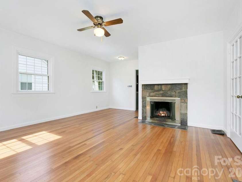 105 Parkview Drive, Brevard, NC 28712.  MLS# CAR4404177, YatesRealty ID 36889. 