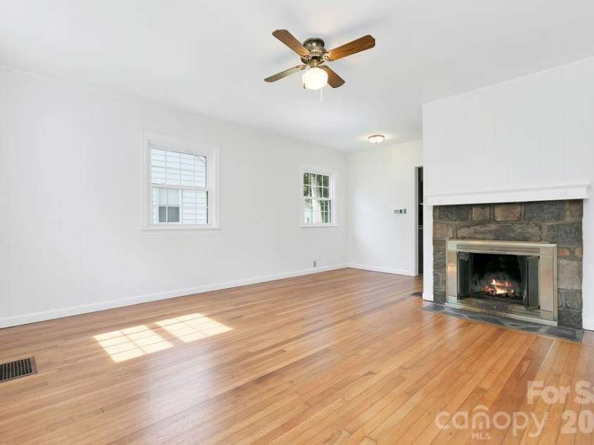 105 Parkview Drive, Brevard, NC 28712.  MLS# CAR4404177, YatesRealty ID 36889. 