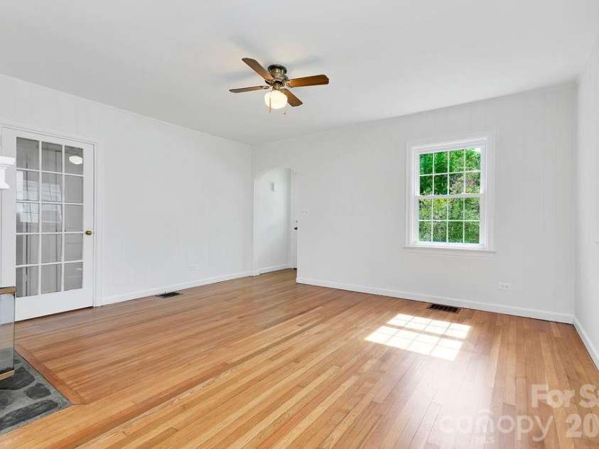 105 Parkview Drive, Brevard, NC 28712.  MLS# CAR4404177, YatesRealty ID 36889. 