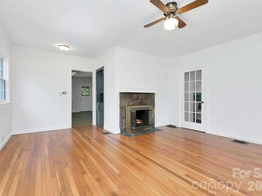 105 Parkview Drive, Brevard, NC 28712.  MLS# CAR4404177, YatesRealty ID 36889. 