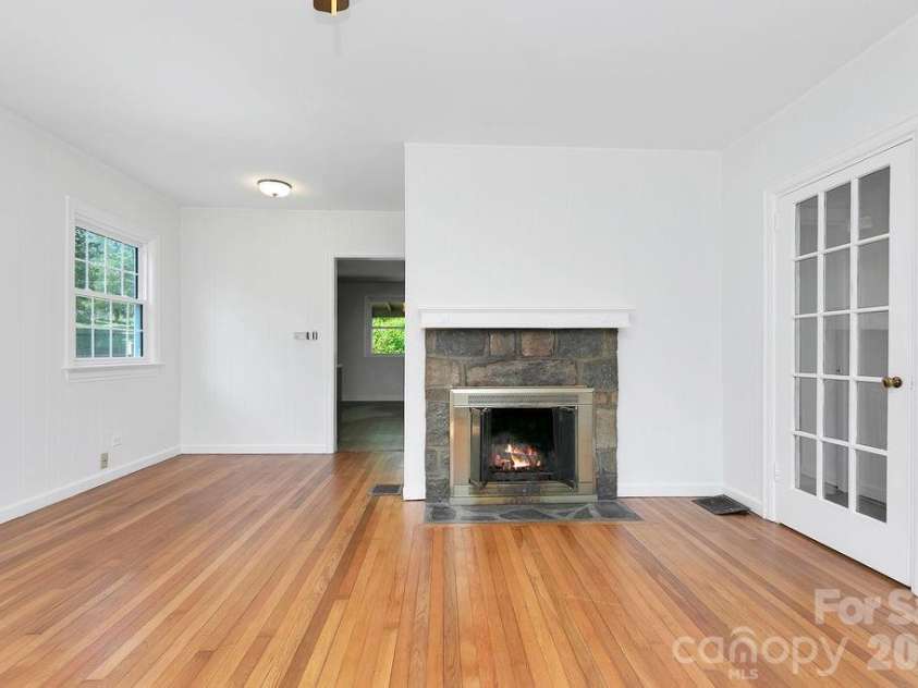 105 Parkview Drive, Brevard, NC 28712.  MLS# CAR4404177, YatesRealty ID 36889. 