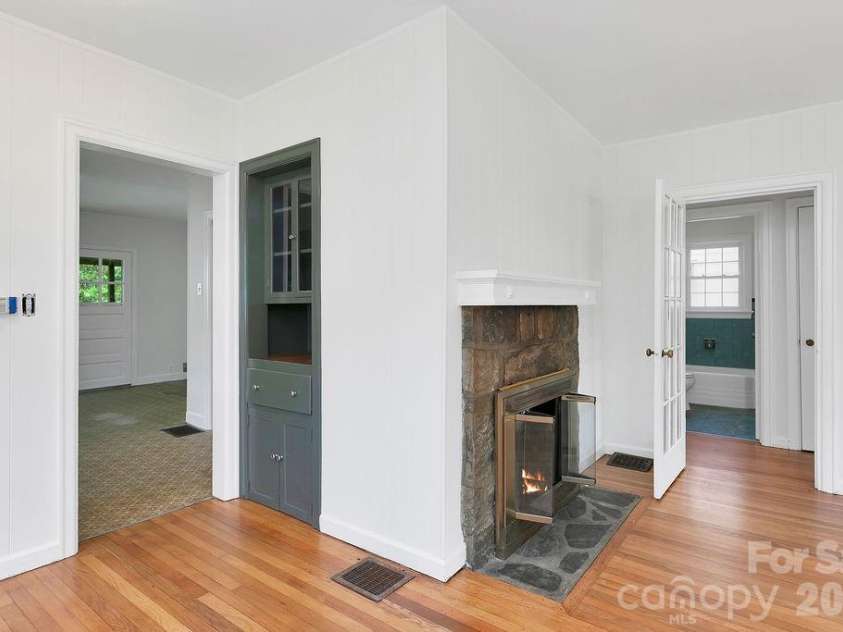 105 Parkview Drive, Brevard, NC 28712.  MLS# CAR4404177, YatesRealty ID 36889. 
