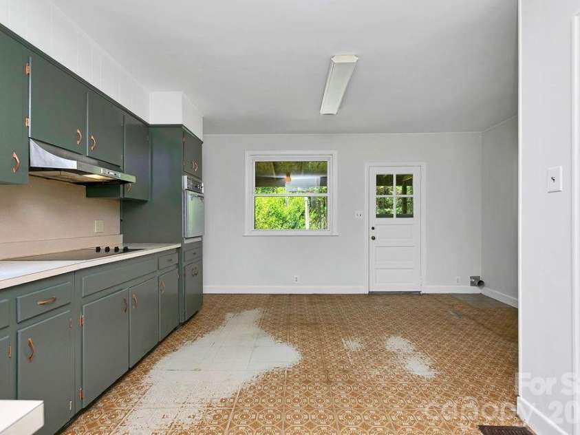 105 Parkview Drive, Brevard, NC 28712.  MLS# CAR4404177, YatesRealty ID 36889. 
