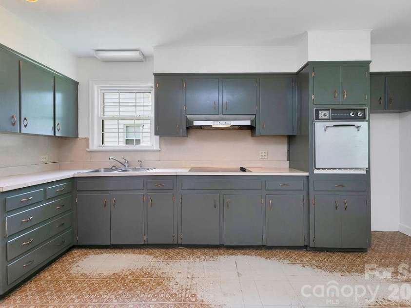 105 Parkview Drive, Brevard, NC 28712.  MLS# CAR4404177, YatesRealty ID 36889. 