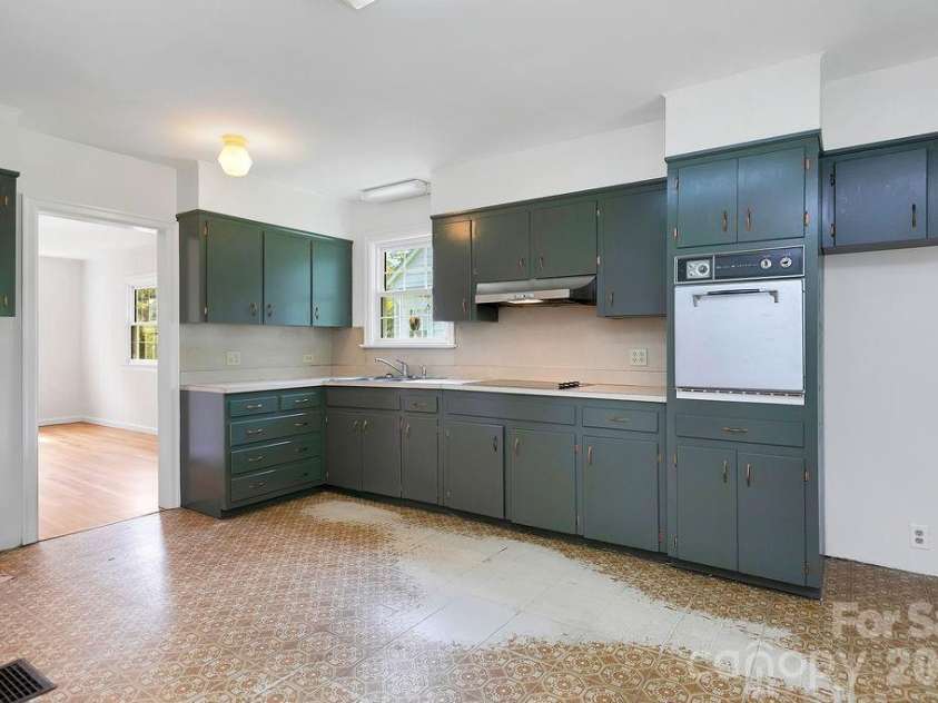 105 Parkview Drive, Brevard, NC 28712.  MLS# CAR4404177, YatesRealty ID 36889. 