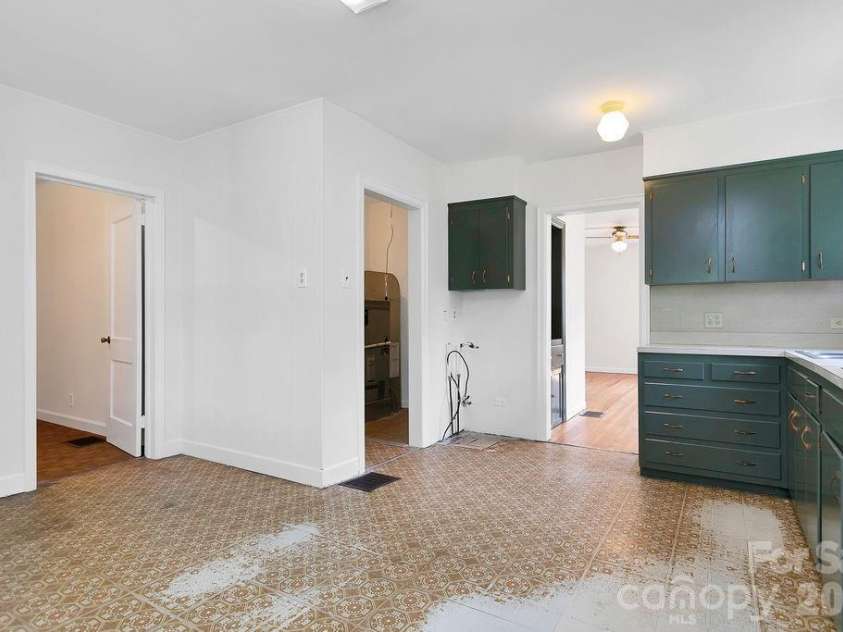 105 Parkview Drive, Brevard, NC 28712.  MLS# CAR4404177, YatesRealty ID 36889. 