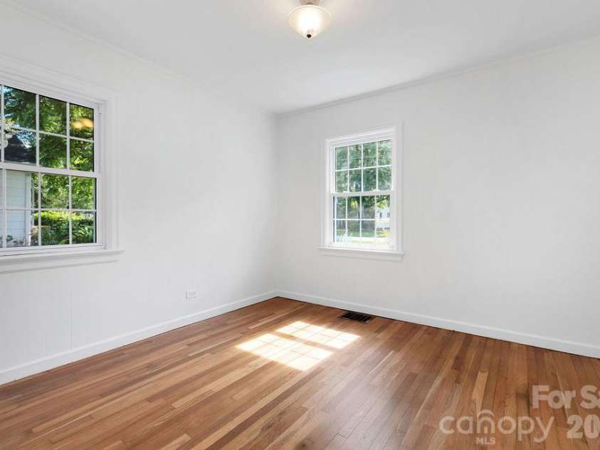 105 Parkview Drive, Brevard, NC 28712.  MLS# CAR4404177, YatesRealty ID 36889. 