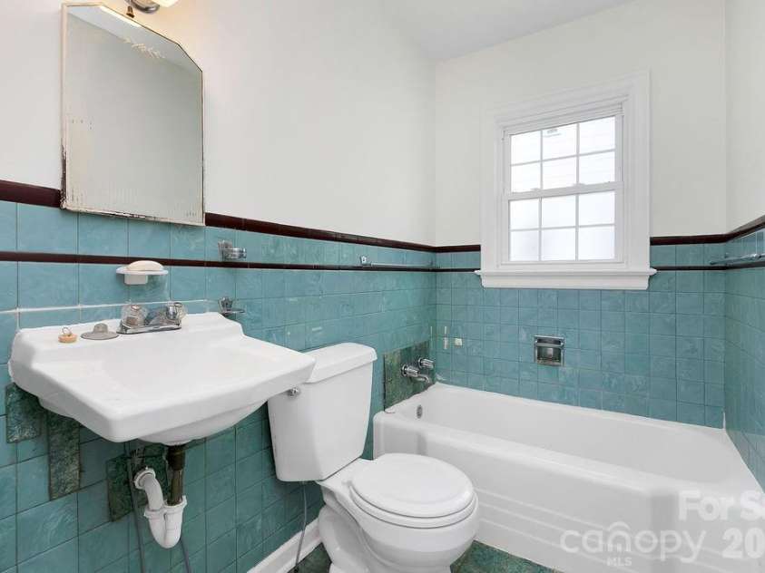 105 Parkview Drive, Brevard, NC 28712.  MLS# CAR4404177, YatesRealty ID 36889. 