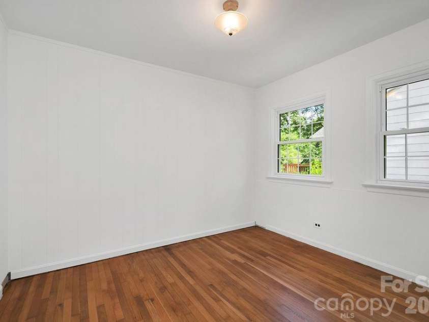 105 Parkview Drive, Brevard, NC 28712.  MLS# CAR4404177, YatesRealty ID 36889. 
