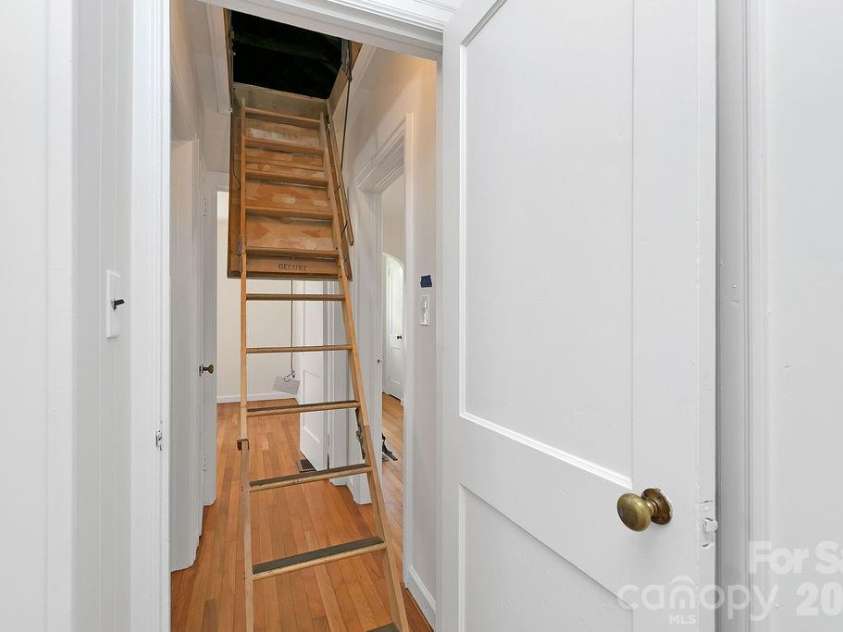 105 Parkview Drive, Brevard, NC 28712.  MLS# CAR4404177, YatesRealty ID 36889. 