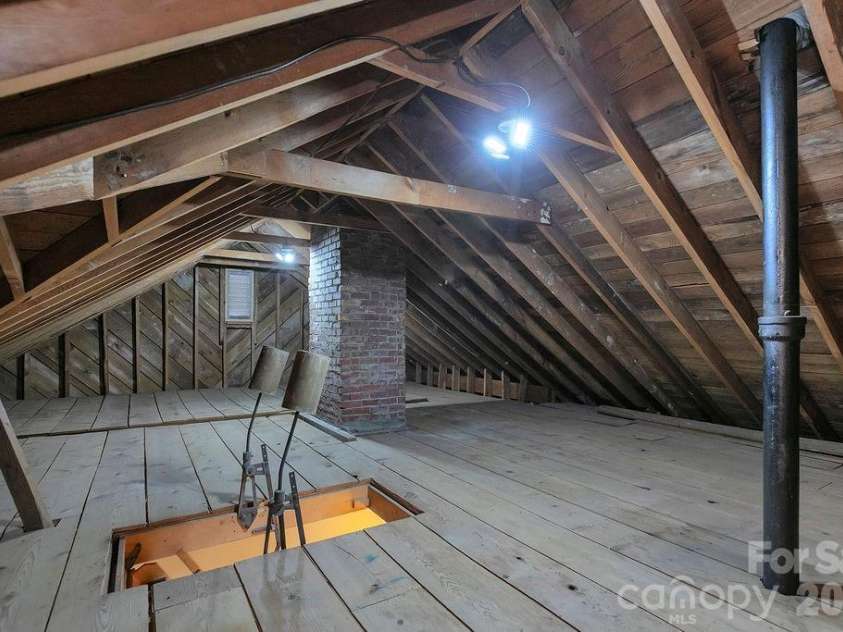 105 Parkview Drive, Brevard, NC 28712.  MLS# CAR4404177, YatesRealty ID 36889. 