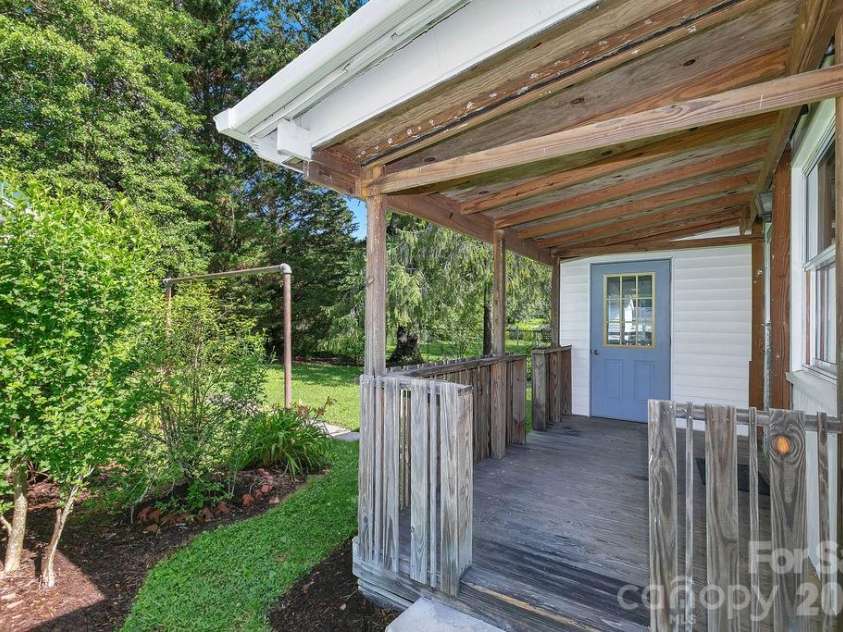 105 Parkview Drive, Brevard, NC 28712.  MLS# CAR4404177, YatesRealty ID 36889. 