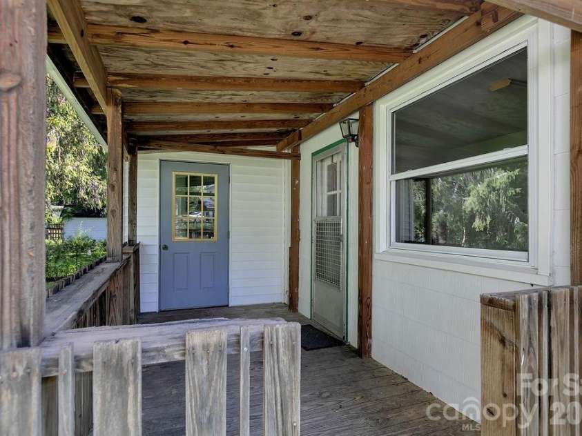 105 Parkview Drive, Brevard, NC 28712.  MLS# CAR4404177, YatesRealty ID 36889. 