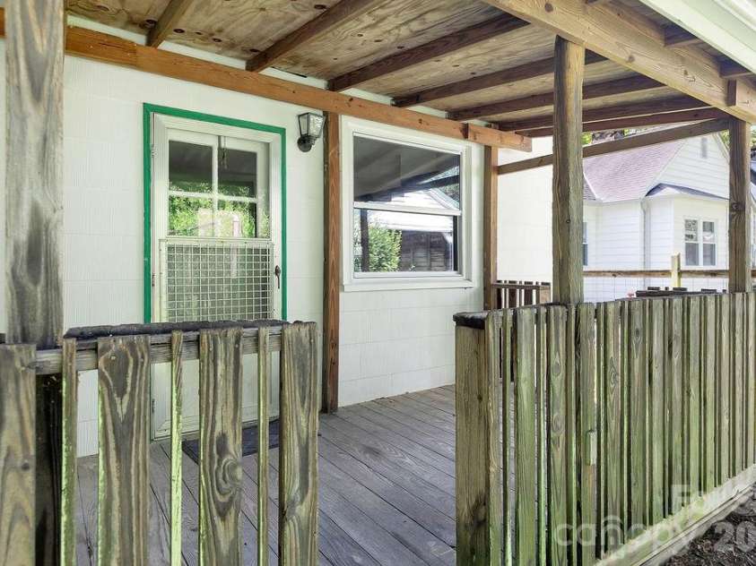 105 Parkview Drive, Brevard, NC 28712.  MLS# CAR4404177, YatesRealty ID 36889. 