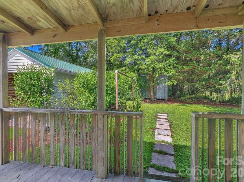 105 Parkview Drive, Brevard, NC 28712.  MLS# CAR4404177, YatesRealty ID 36889. 