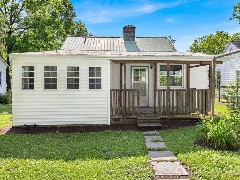 105 Parkview Drive, Brevard, NC 28712.  MLS# CAR4404177, YatesRealty ID 36889. 