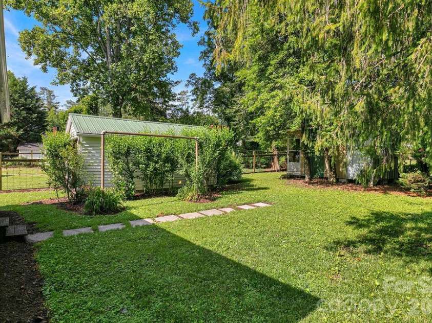 105 Parkview Drive, Brevard, NC 28712.  MLS# CAR4404177, YatesRealty ID 36889. 
