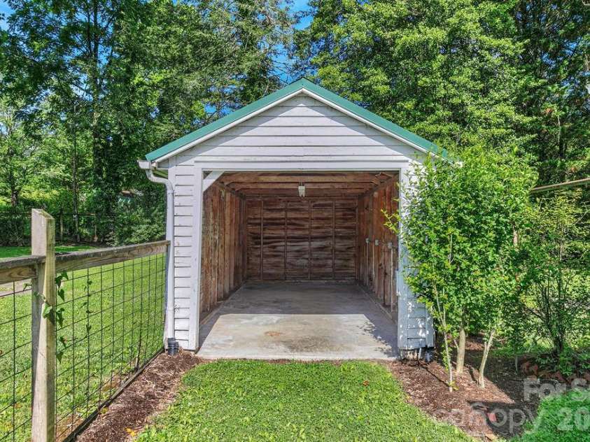 105 Parkview Drive, Brevard, NC 28712.  MLS# CAR4404177, YatesRealty ID 36889. 