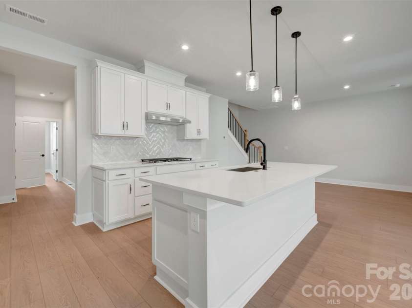 314 Ardmore Drive, Belmont, NC 28012.  MLS# CAR4404249, YatesRealty ID 36893. Gourmet kitchen with gas cooktop