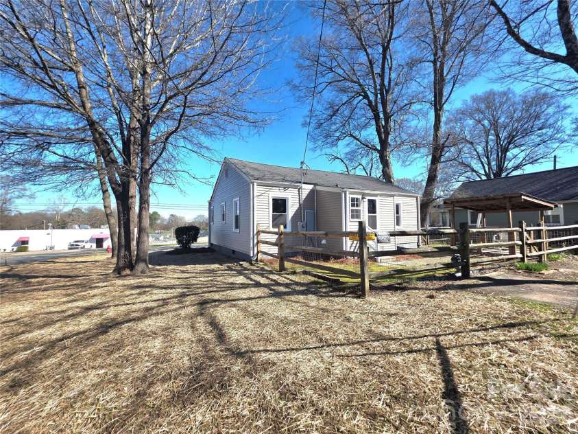 601 Linwood Road, Gastonia, NC 28052.  MLS# CAR4355234, YatesRealty ID 3690. 