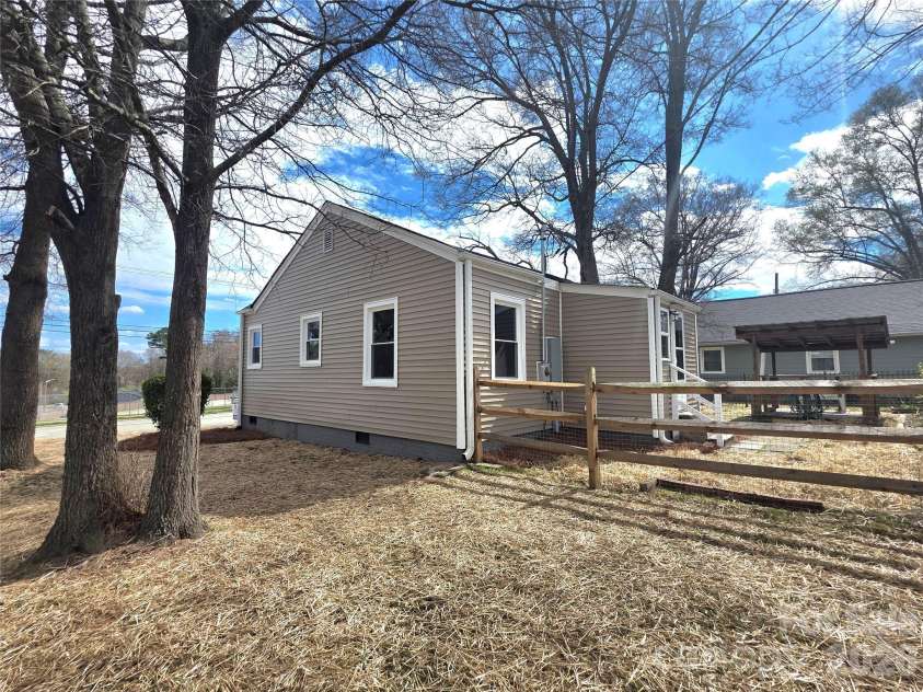 601 Linwood Road, Gastonia, NC 28052.  MLS# CAR4355234, YatesRealty ID 3690. 